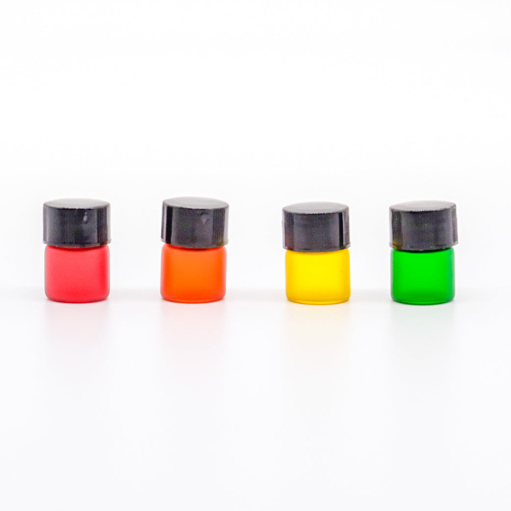 Boîte de 100 bouteilles d'échantillonnage de 1 ml en verre coloré, parfaites pour partager des huiles essentielles ou des parfums lors de voyages.
