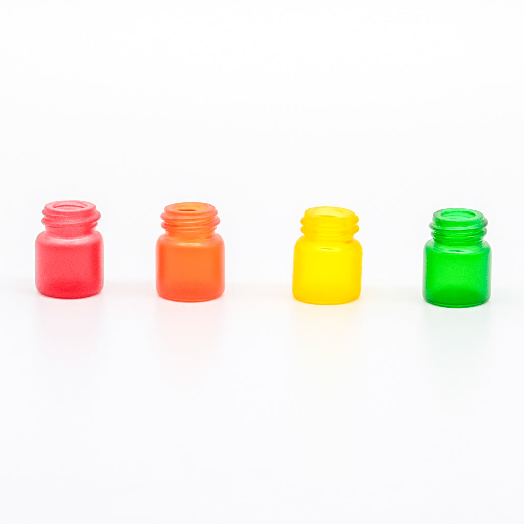 Bouteilles d'échantillonnage de 1 ml en verre coloré résistant aux UV, protégeant le contenu des rayons nocifs pour préserver la qualité des huiles essentielles.