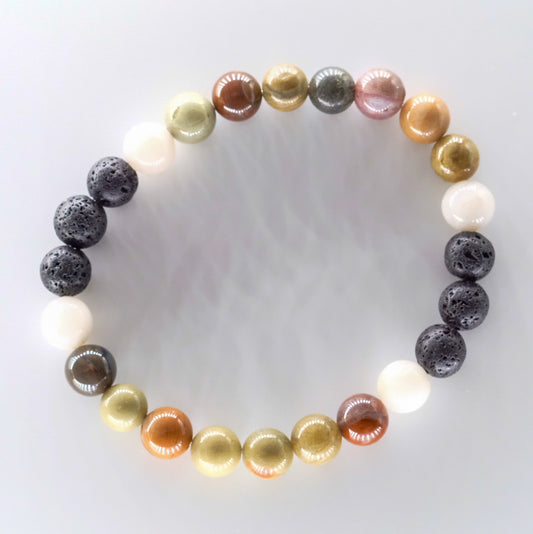 Bracelet diffuseur d'huiles essentielles modèle Aurora Borealis, fabriqué au Québec avec des pierres naturelles de bois pétrifié, jaspe feuille d'argent et agate Crazy Lace blanche, en vente chez Essanzia.