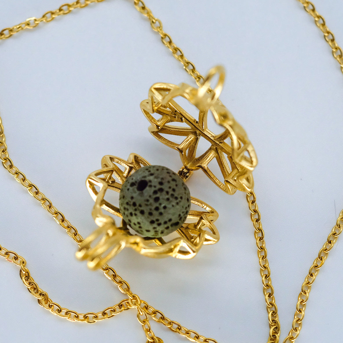 Collier d'aromathérapie fleur de lotus en acier inoxydable