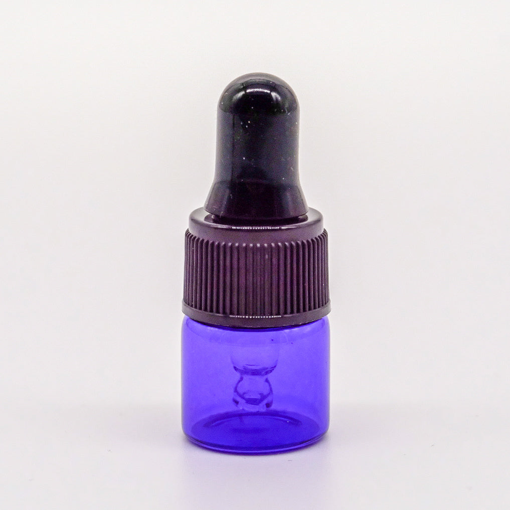 Détail du bouchon compte-gouttes d'un flacon en verre de 1 ml, montrant la pipette en verre et la poire en caoutchouc, conçus pour une distribution précise des huiles essentielles.