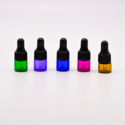 Ensemble de flacons en verre de 1 ml avec bouchons compte-gouttes, idéaux pour le stockage et l'application précise d'huiles essentielles, disponibles chez Essanzia.