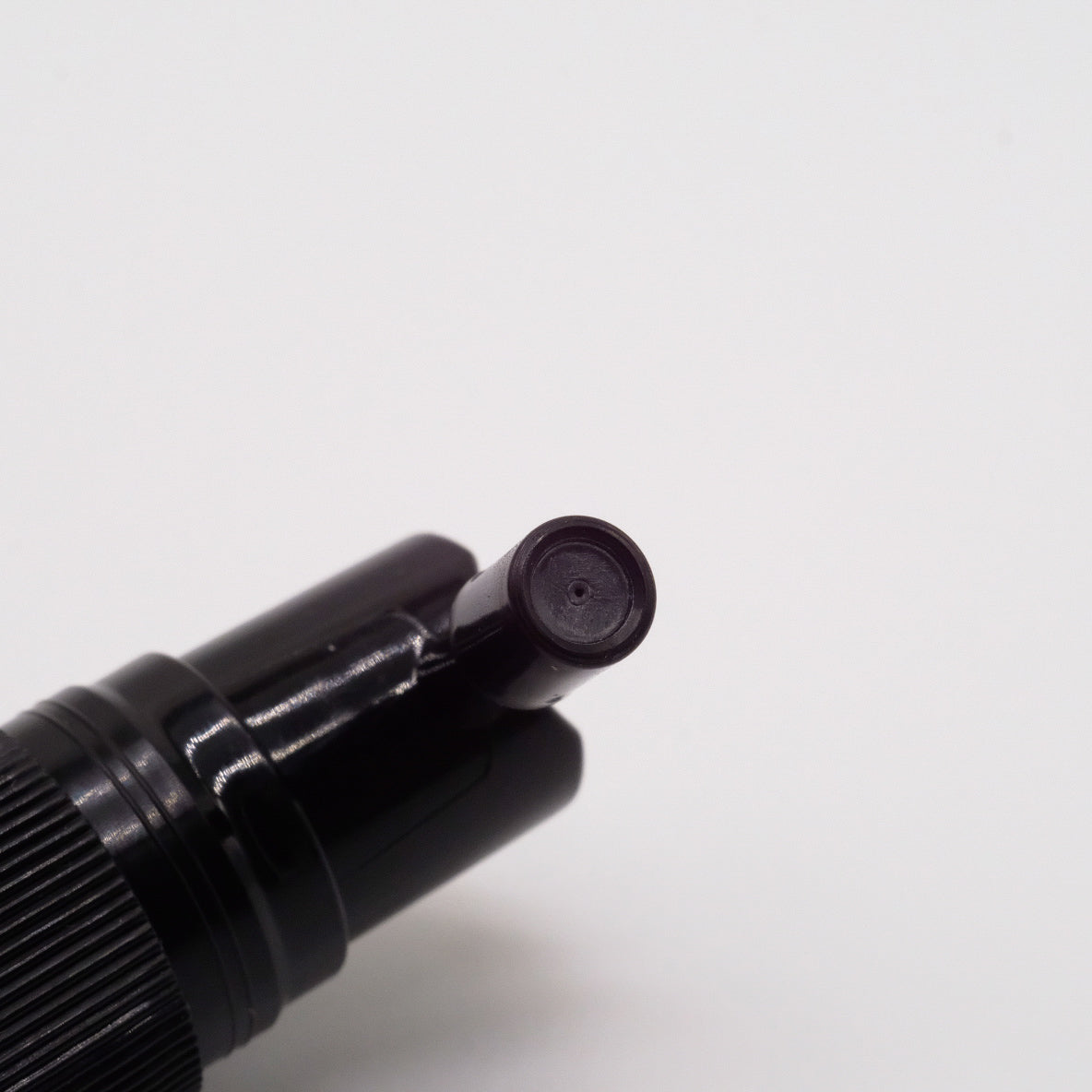 Gros plan sur le mécanisme du spray du bouchon vaporisateur polyvalent.