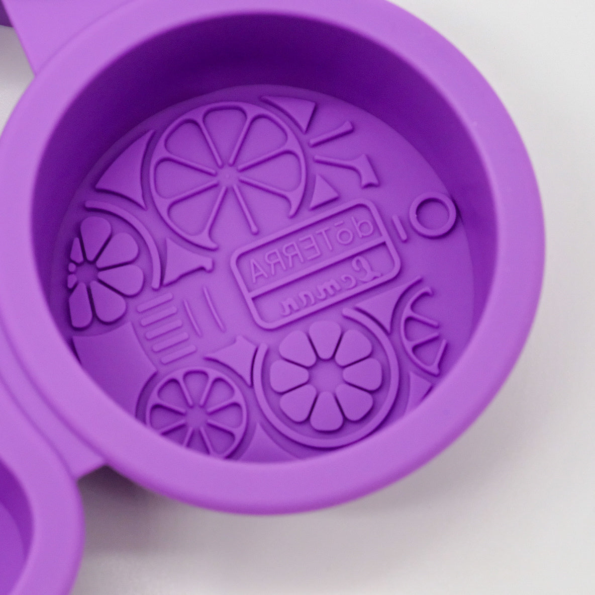 Savons maison : Créez des barres de savon uniques avec vos huiles essentielles préférées pour une touche personnalisée dans votre salle de bain ou comme cadeau.
Shampooings solides : Fabriquez vos propres shampooings solides en utilisant des ingrédients naturels adaptés à votre type de cheveux.
Crèmes ou baumes : Donnez une forme attrayante à vos créations de soins hydratants ou réparateurs faits maison.
Créations culinaires : Utilisez les moules pour préparer des friandises comme des chocolats