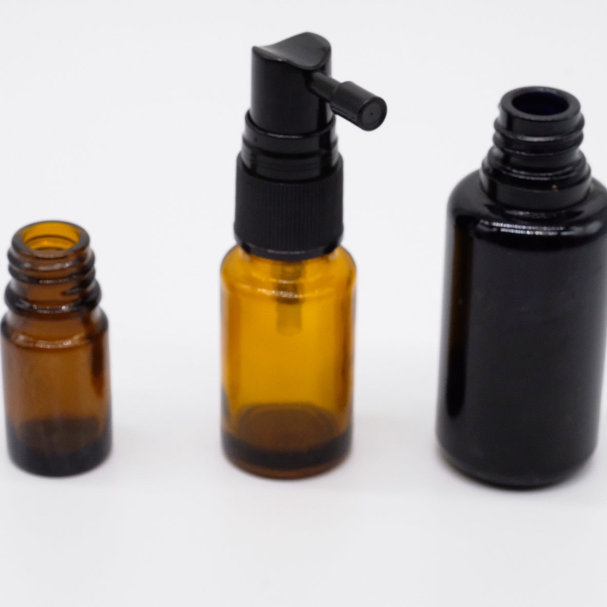 Démonstration de l’assemblage du bouchon vaporisateur sur un flacon d'huile essentielle.