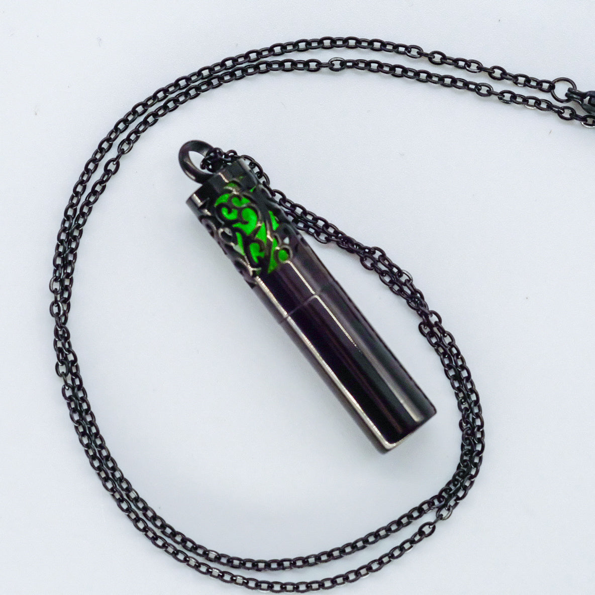 Collier d'aromathérapie cylindrique avec conteneur en acier inoxydable