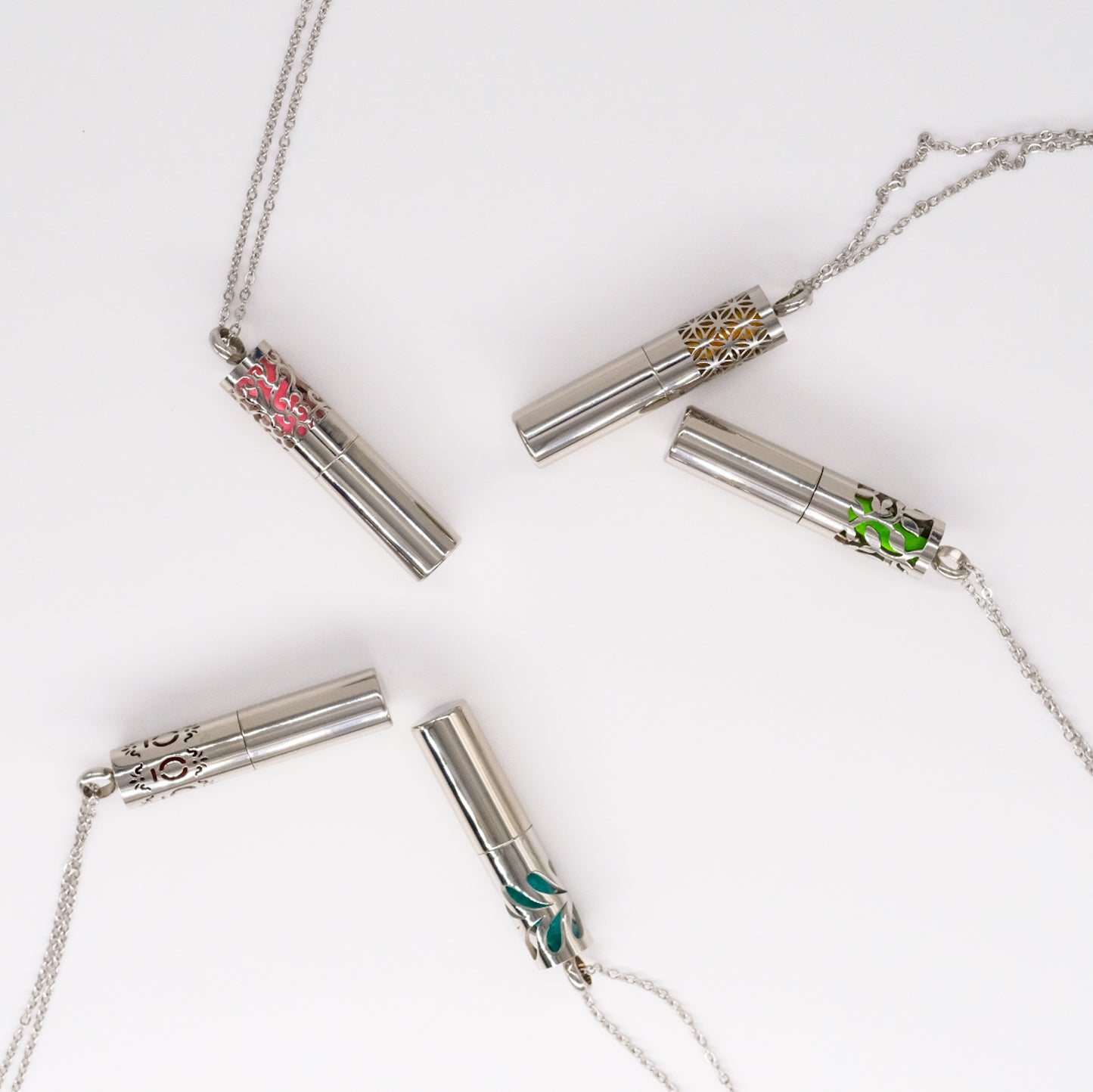 Collier d'aromathérapie cylindrique avec conteneur en acier inoxydable