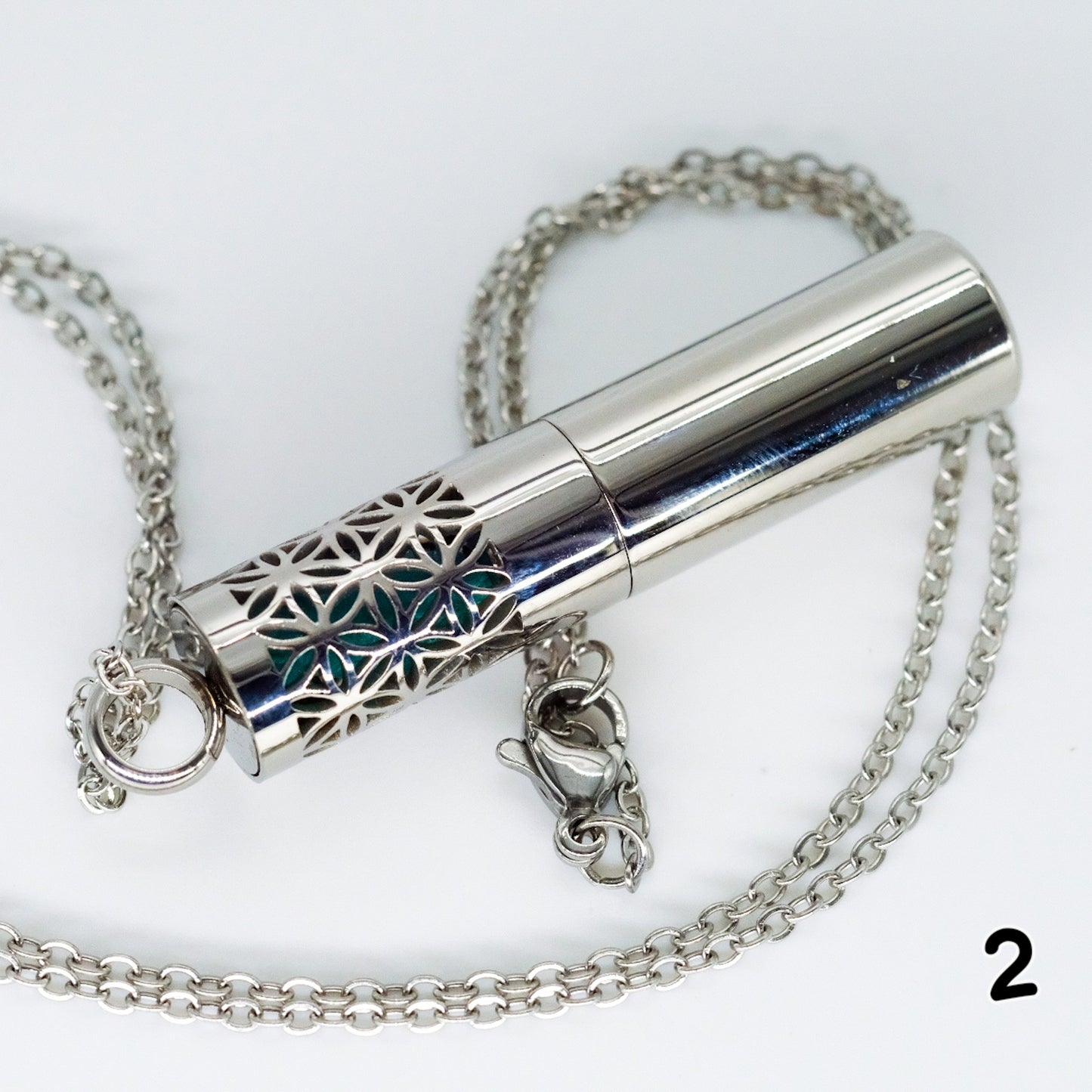 Collier d'aromathérapie cylindrique avec conteneur en acier inoxydable