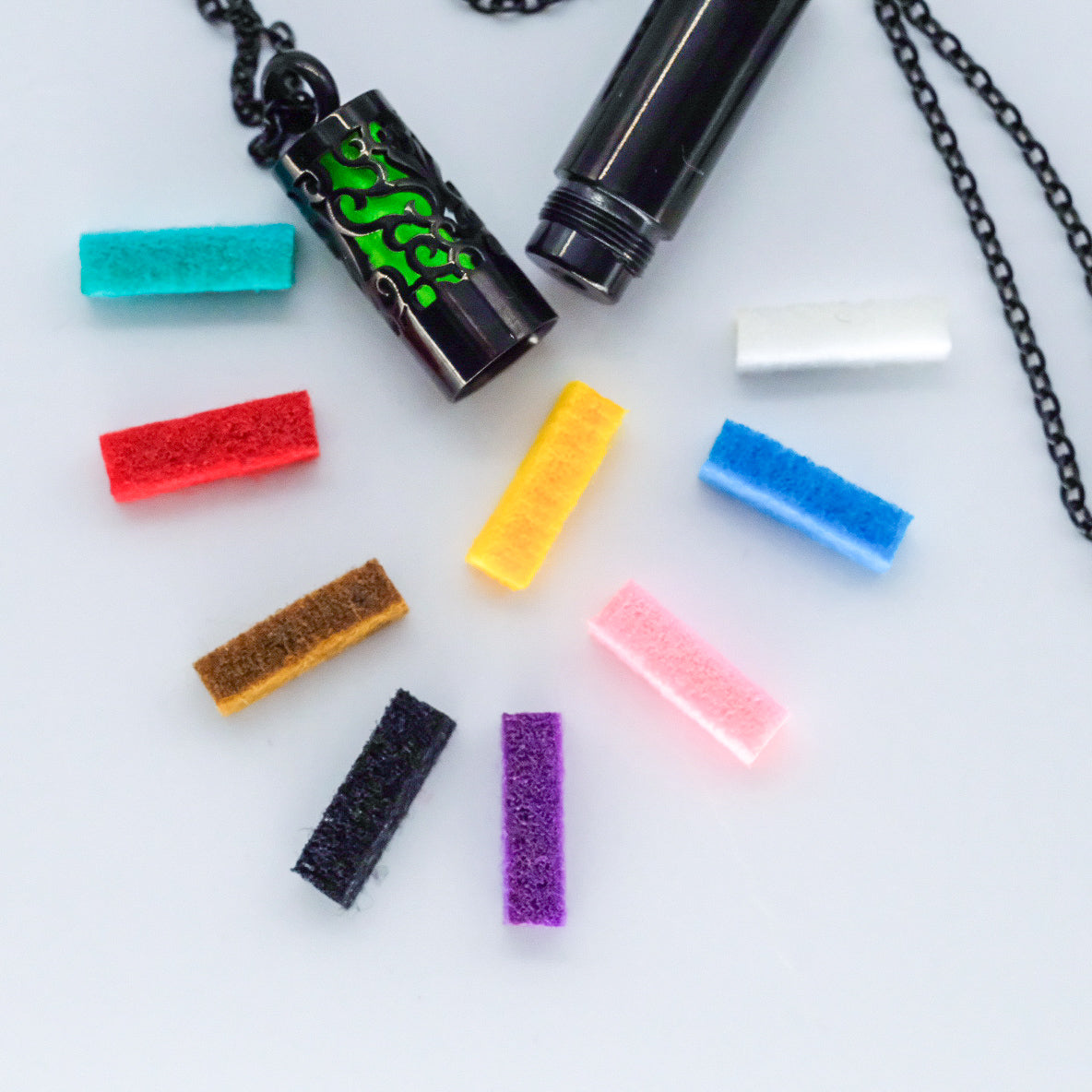 Collier d'aromathérapie cylindrique avec conteneur en acier inoxydable