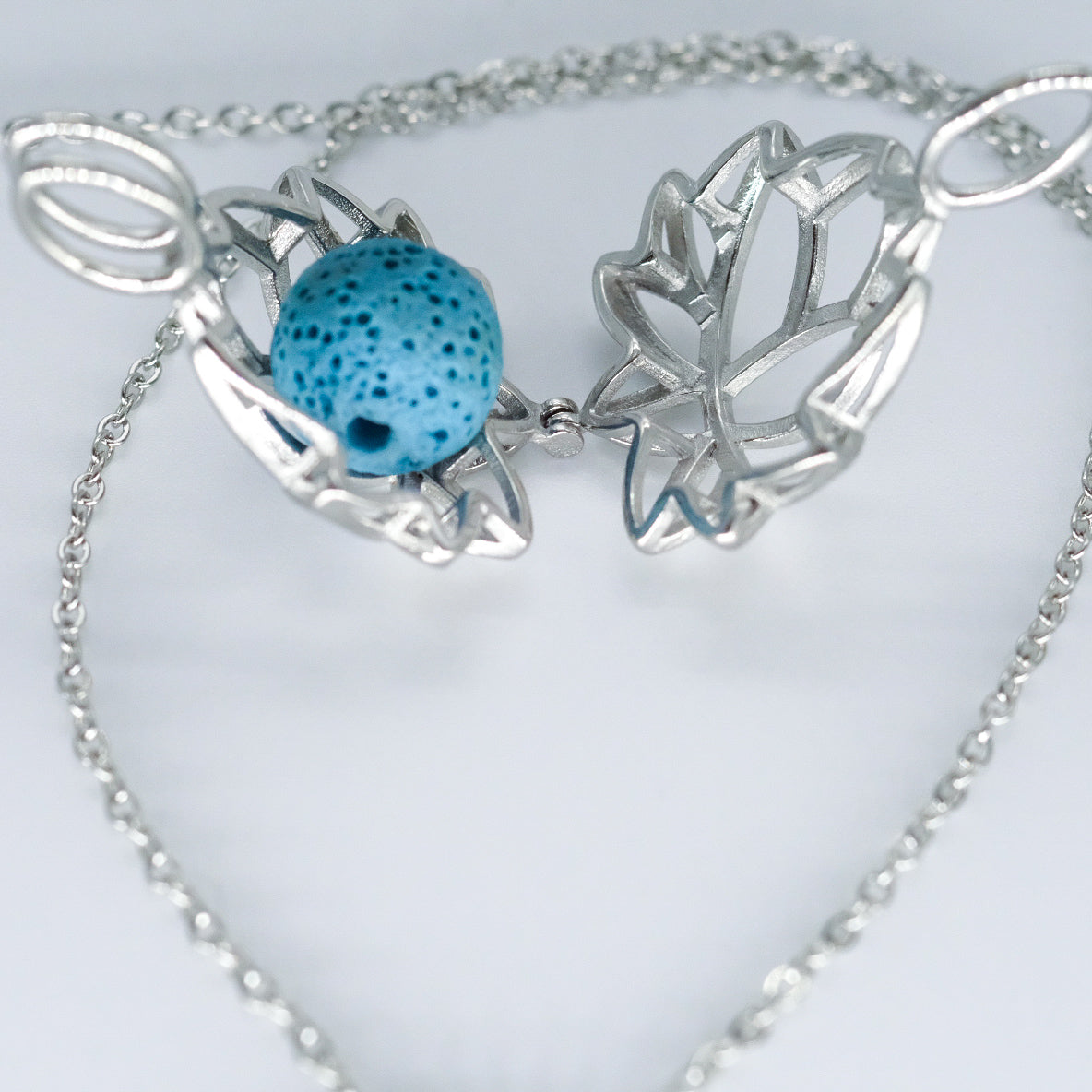 Collier d'aromathérapie fleur de lotus en acier inoxydable