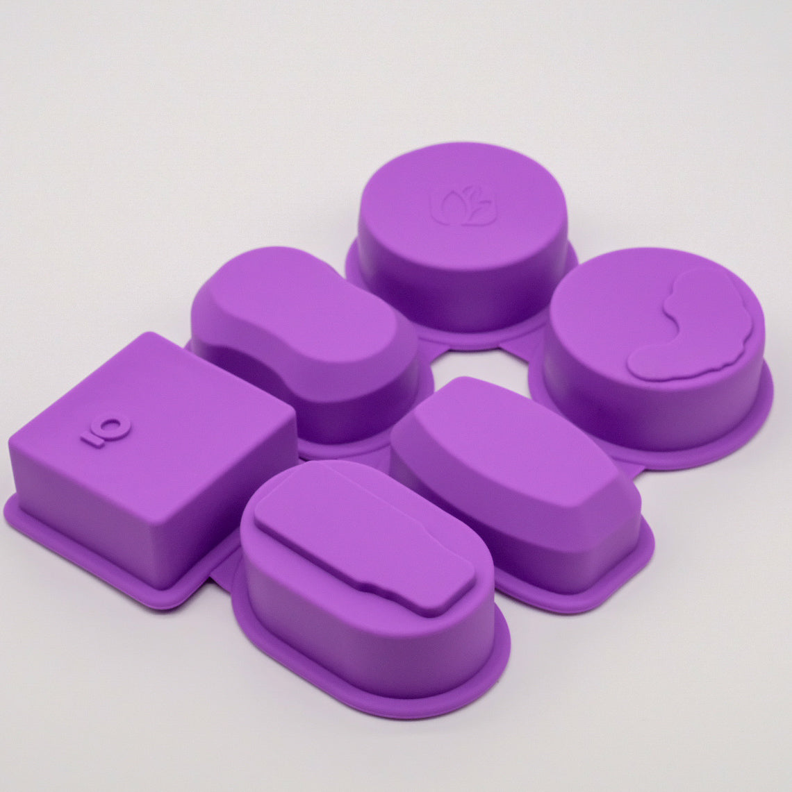 moule en silicone, savon
DIY, Savons maison : Créez des barres de savon uniques avec vos huiles essentielles préférées pour une touche personnalisée dans votre salle de bain ou comme cadeau.
Shampooings solides : Fabriquez vos propres shampooings solides en utilisant des ingrédients naturels adaptés à votre type de cheveux.
Crèmes ou baumes : Donnez une forme attrayante à vos créations de soins hydratants ou réparateurs faits maison.
Créations culinaires : Utilisez les moules pour préparer des friandises