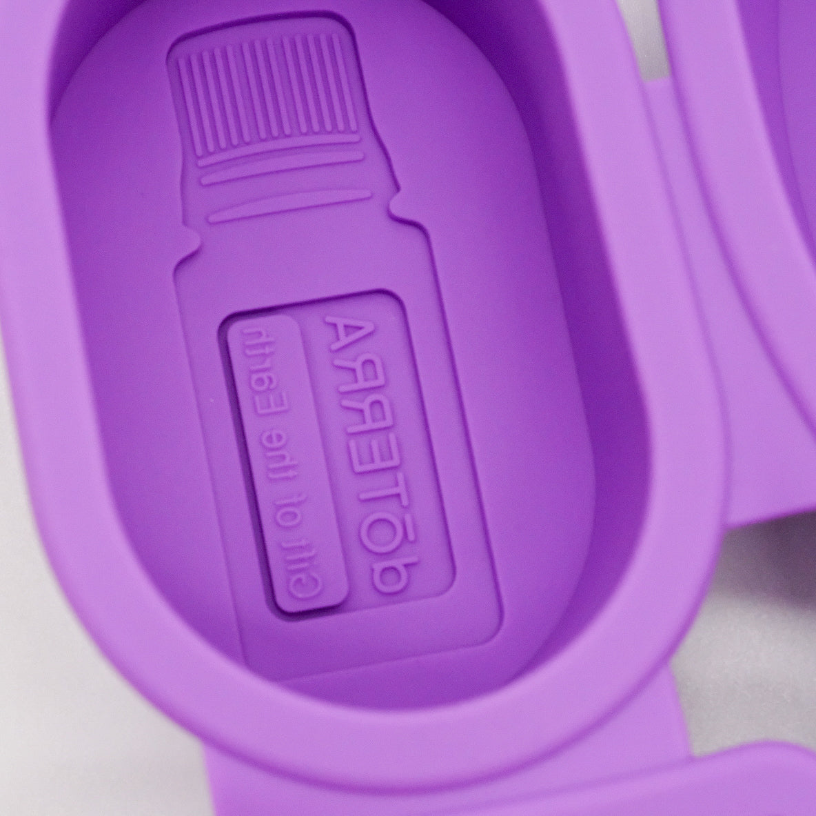 Savons maison : Créez des barres de savon uniques avec vos huiles essentielles préférées pour une touche personnalisée dans votre salle de bain ou comme cadeau.
Shampooings solides : Fabriquez vos propres shampooings solides en utilisant des ingrédients naturels adaptés à votre type de cheveux.
Crèmes ou baumes : Donnez une forme attrayante à vos créations de soins hydratants ou réparateurs faits maison.
Créations culinaires : Utilisez les moules pour préparer des friandises comme des chocolats