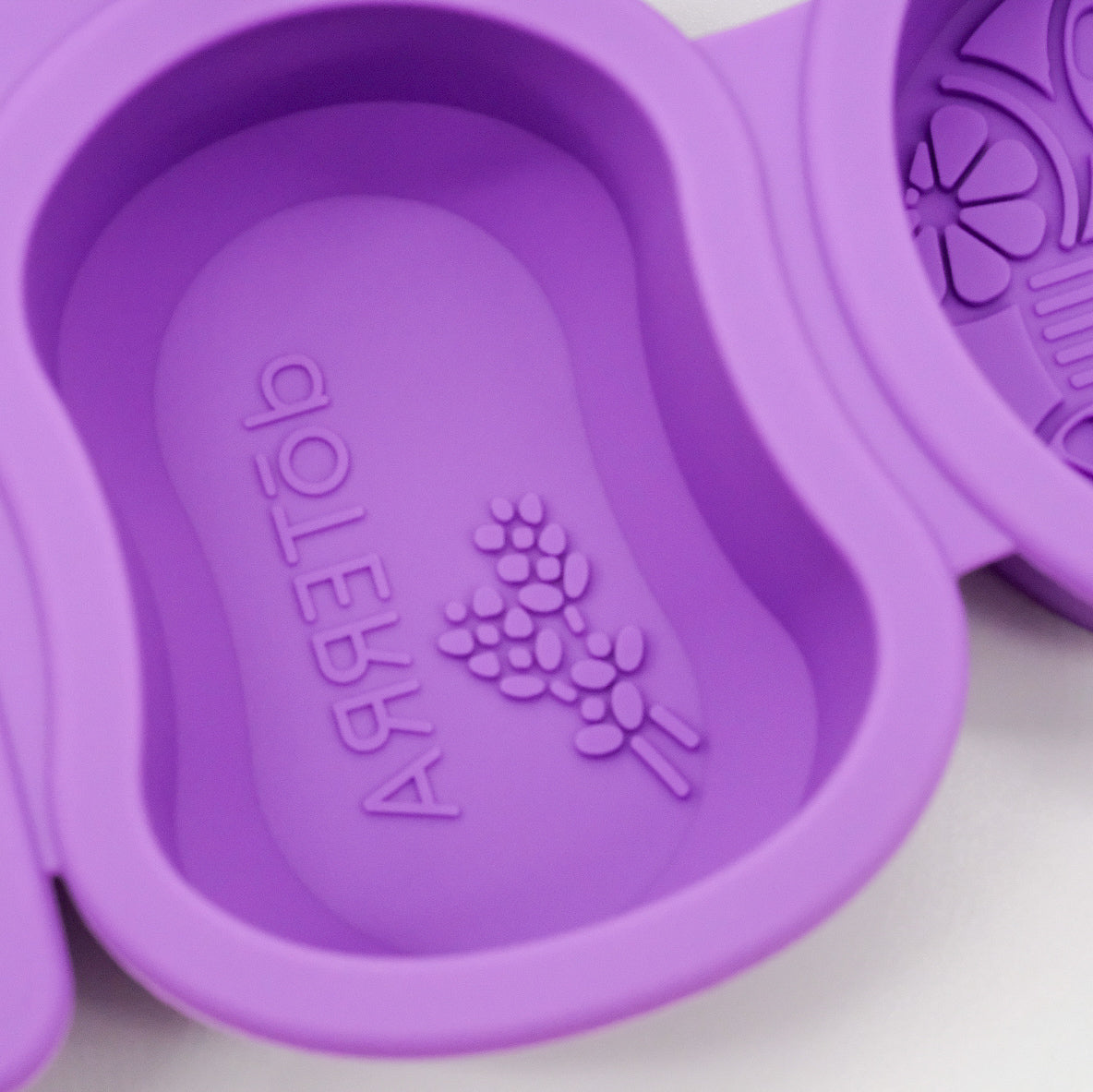 Savons maison : Créez des barres de savon uniques avec vos huiles essentielles préférées pour une touche personnalisée dans votre salle de bain ou comme cadeau.
Shampooings solides : Fabriquez vos propres shampooings solides en utilisant des ingrédients naturels adaptés à votre type de cheveux.
Crèmes ou baumes : Donnez une forme attrayante à vos créations de soins hydratants ou réparateurs faits maison.
Créations culinaires : Utilisez les moules pour préparer des friandises comme des chocolats