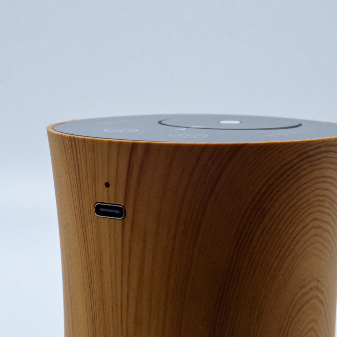 Nébulisateur effet bois, vue rapprochée du côté avec port USB-C et panneau de contrôle sur le dessus.