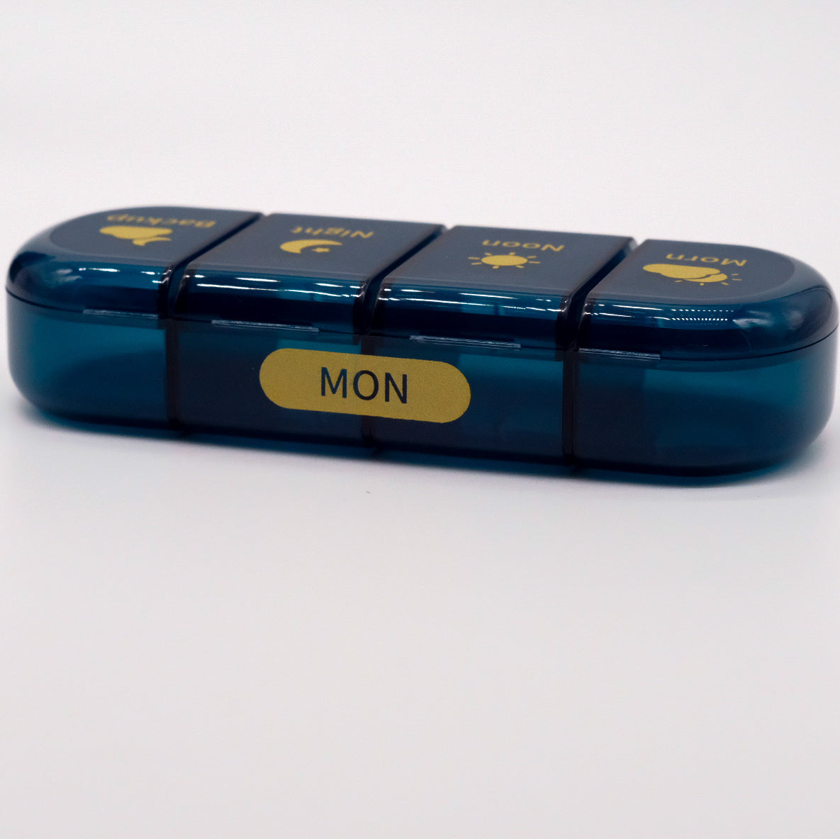 Pilulier quotidien bleu avec compartiments matin, midi, soir et nuit, conçu pour organiser vos suppléments ou capsules d’huiles essentielles.
