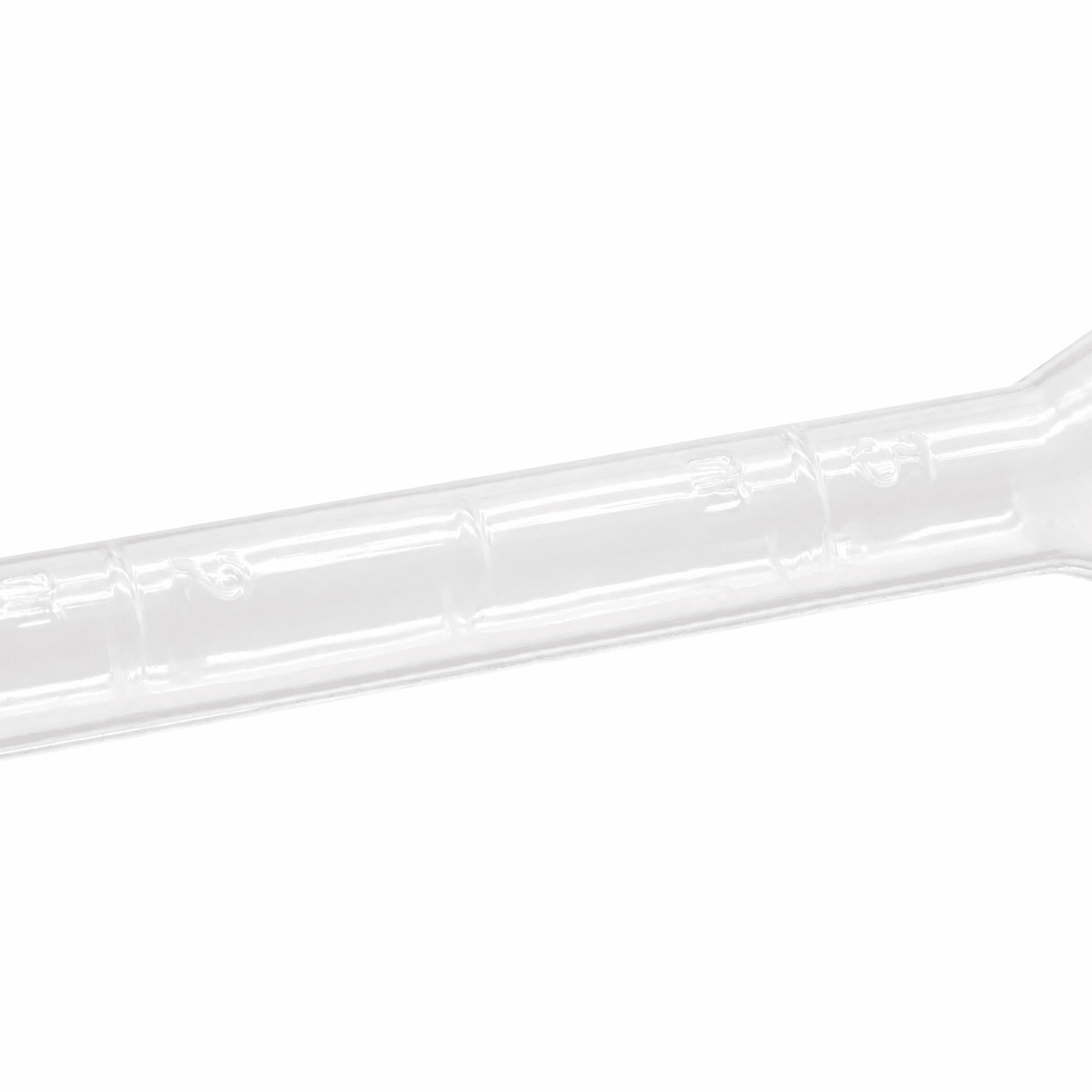 Gros plan sur les graduations moulées d’une pipette de transfert en plastique transparent.