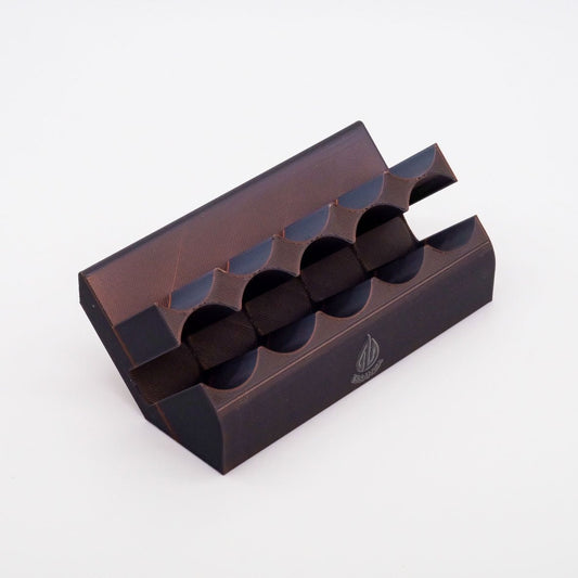 Support de rangement brun à deux niveaux pour dix flacons d’huiles essentielles, avec encoches semi-circulaires et petit logo sur le côté.