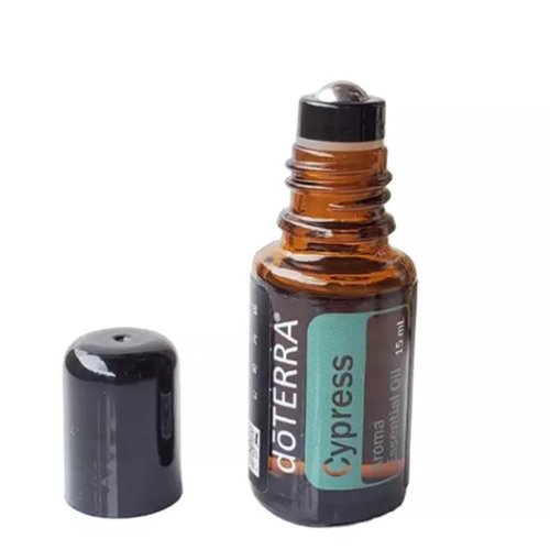 Bouchon roll-on noir monté sur une bouteille d'huile essentielle dōTERRA de 15 ml, illustrant la compatibilité du produit.
