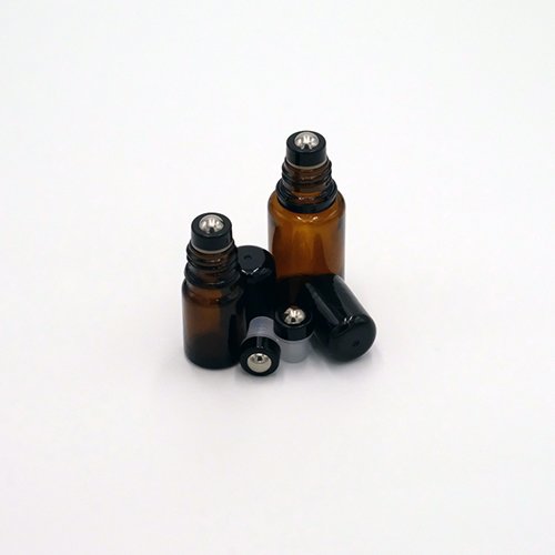 Bouchon noir avec rouleau en acier inoxydable, présenté en lot, idéal pour les bouteilles d'huiles essentielles de 5 ml et 15 ml.