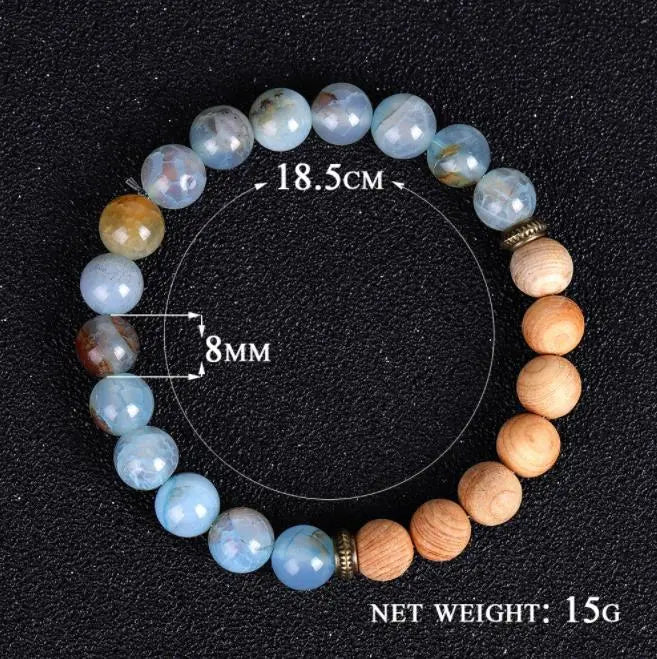 Gros plan sur les perles de pierre volcanique du bracelet diffuseur, idéales pour absorber et diffuser vos huiles essentielles préférées, accessoire essentiel pour les amateurs d'aromathérapie.