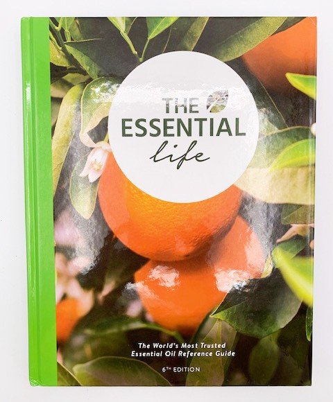 Couverture du livre "The Essential Life" 6e édition en anglais, guide de référence complet sur les huiles essentielles, disponible chez Essanzia.
