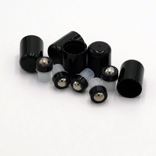 Ensemble de cinq bouchons noirs avec rouleaux en acier inoxydable, conçus pour les bouteilles standards de 5 ml et 15 ml.