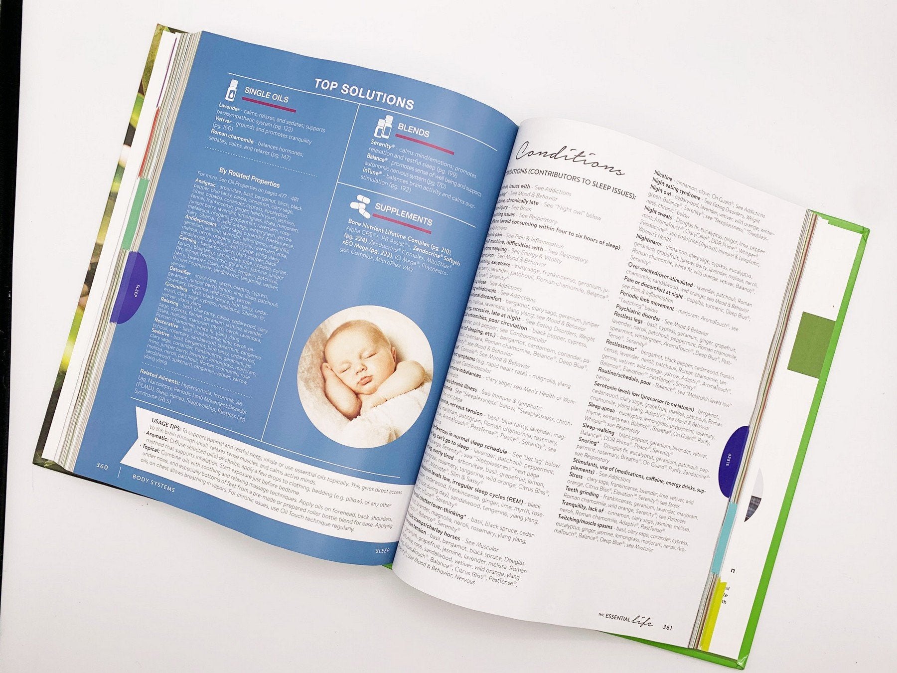 Aperçu des pages intérieures du livre "The Essential Life" 6e édition, montrant des informations détaillées sur l'utilisation des huiles essentielles.