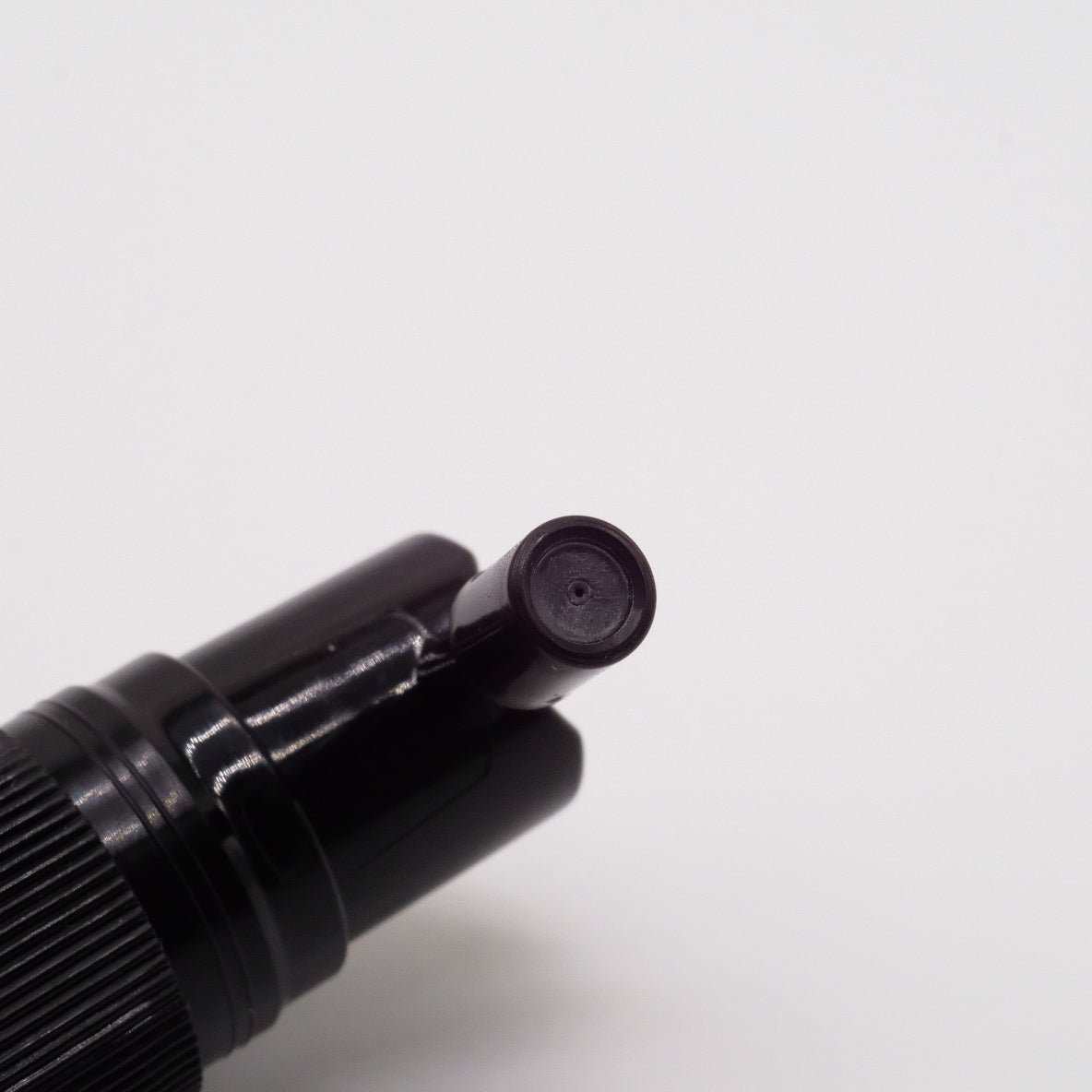 Gros plan sur le mécanisme du spray du bouchon vaporisateur polyvalent.