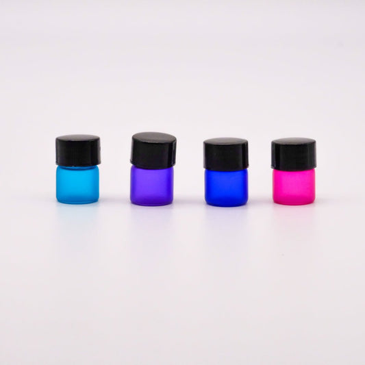 Gros plan sur une bouteille d'échantillonnage de 1 ml en verre coloré avec capuchon noir, montrant le réducteur d'orifice pour prévenir les fuites.