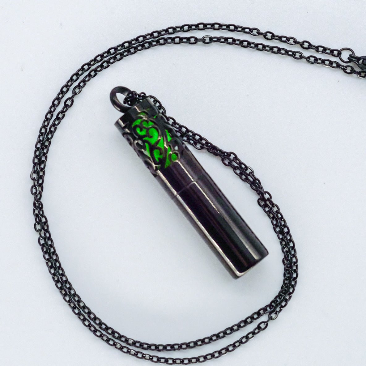 Collier d'aromathérapie cylindrique avec conteneur en acier inoxydable