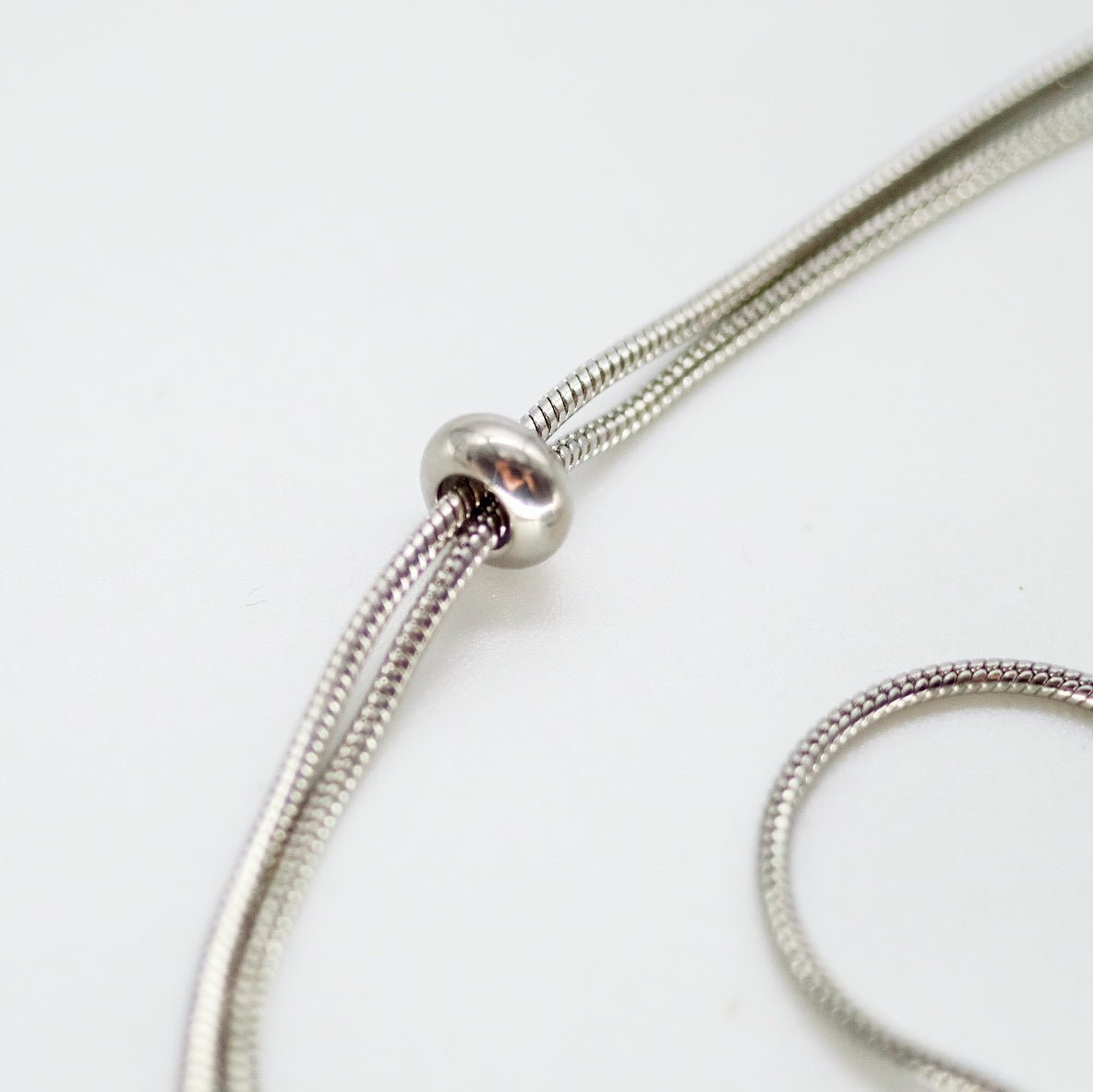 Collier d'aromathérapie rond en acier inoxydable avec une chaîne longue