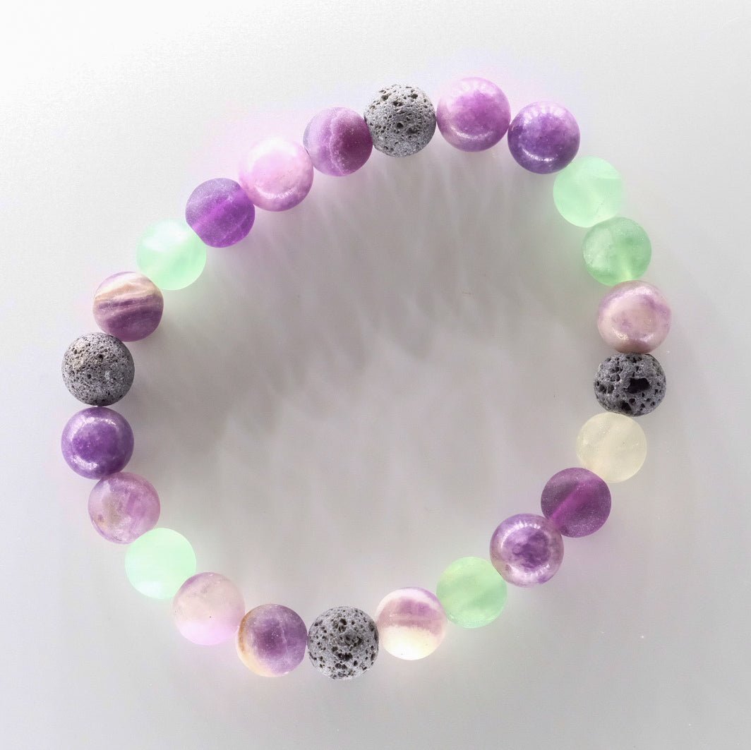 Bracelet diffuseur d'huiles essentielles modèle Lagune, fait à la main au Québec avec des pierres naturelles de fluorite givrée et lépidolite, disponible chez Essanzia.