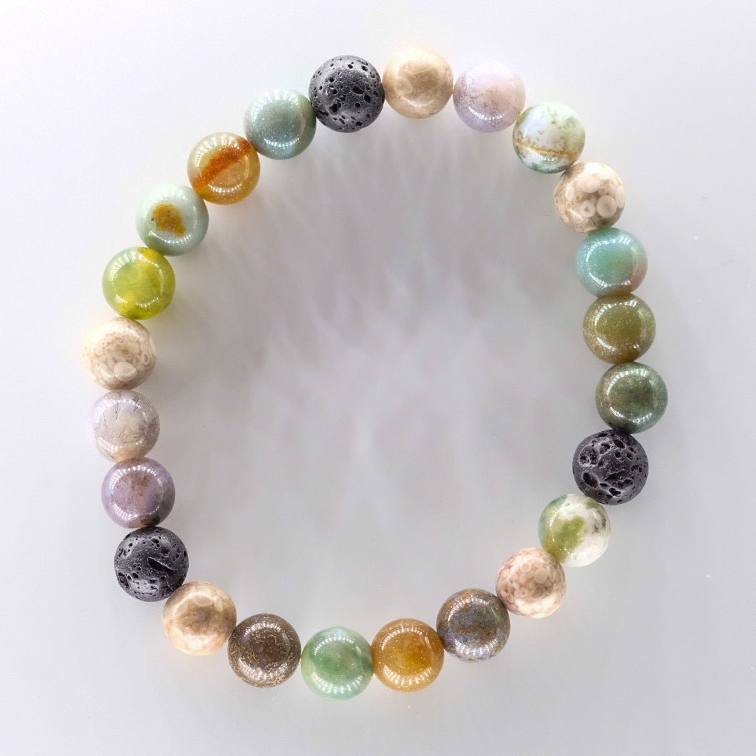 Bracelet diffuseur d'huiles essentielles modèle Coquillage, conçu à la main au Québec avec des pierres naturelles de fossile de corail et agate indienne, en vente chez Essanzia.

