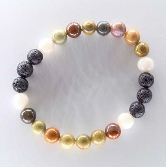 Bracelet diffuseur d'huiles essentielles modèle Aurora Borealis, fabriqué au Québec avec des pierres naturelles de bois pétrifié, jaspe feuille d'argent et agate Crazy Lace blanche, en vente chez Essanzia.