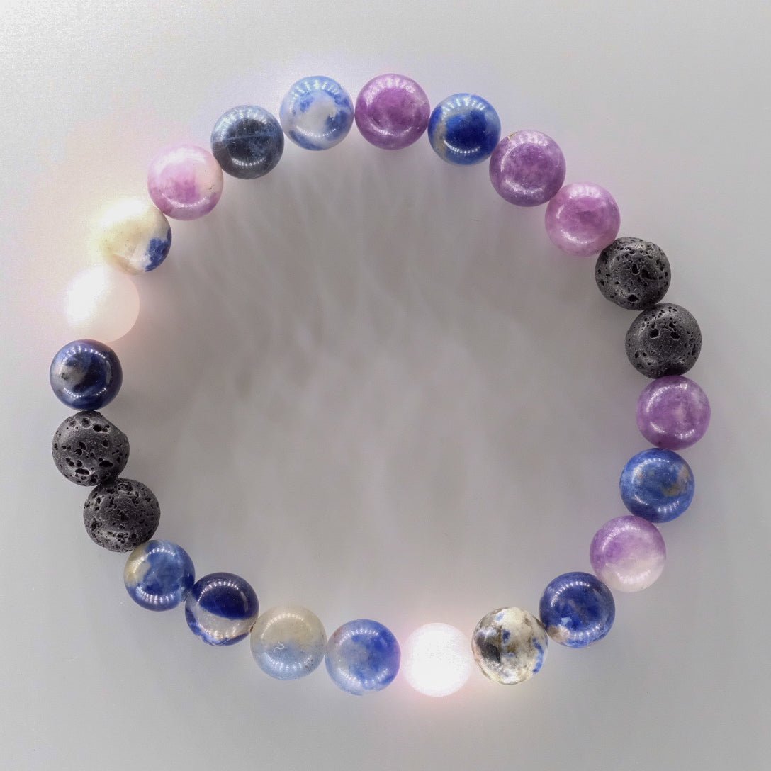 Bracelet diffuseur d'huiles essentielles modèle Bleuet, conçu artisanalement au Québec avec des pierres naturelles de sodalite foncée, sodalite, quartz rose et lépidolite mica, disponible chez Essanzia.
