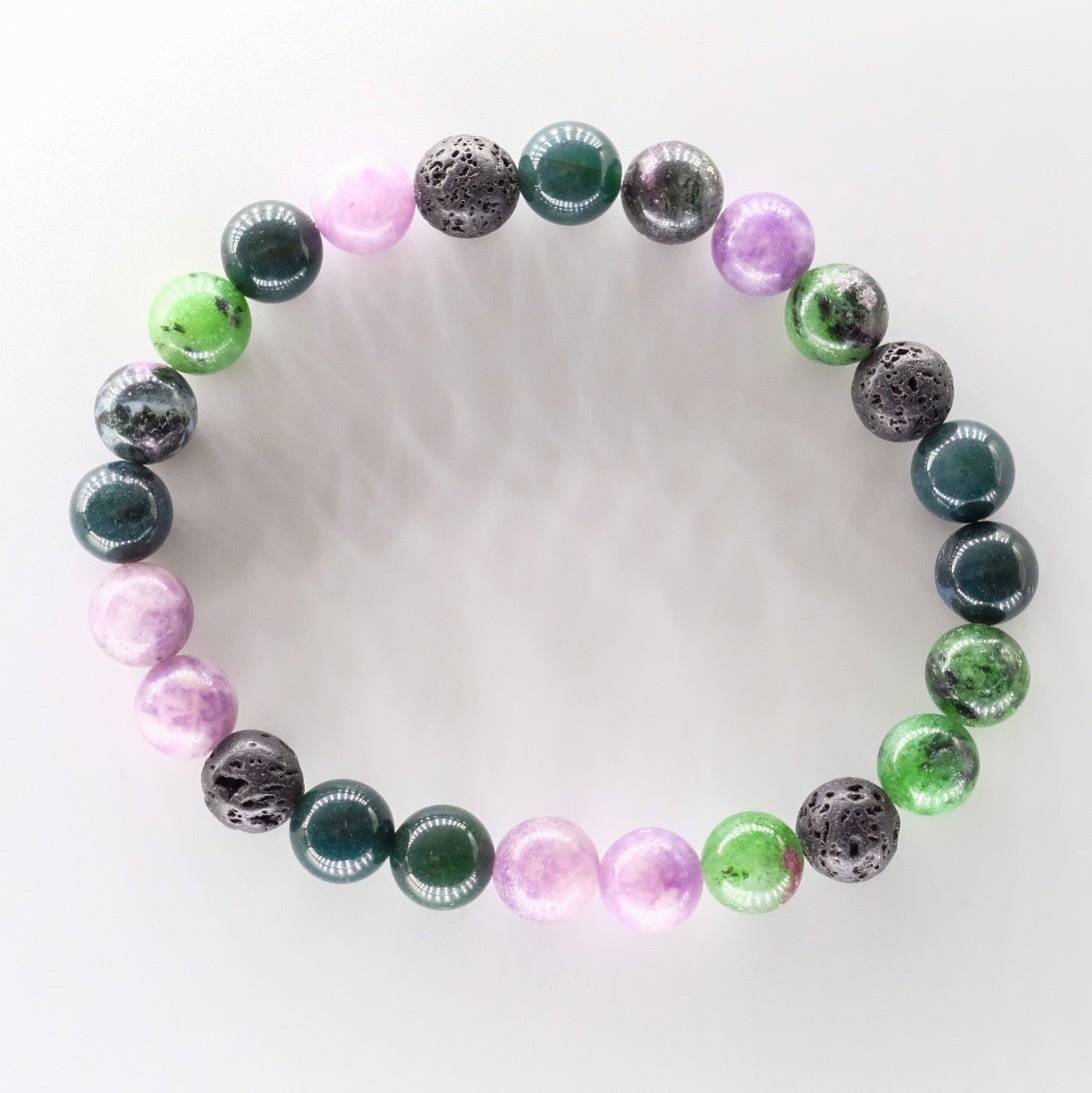 Bracelet diffuseur d'huiles essentielles modèle Geode, réalisé à la main au Québec avec des pierres naturelles de lépidolite mica, zoïsite rubis et agate mousse, proposé par Essanzia.