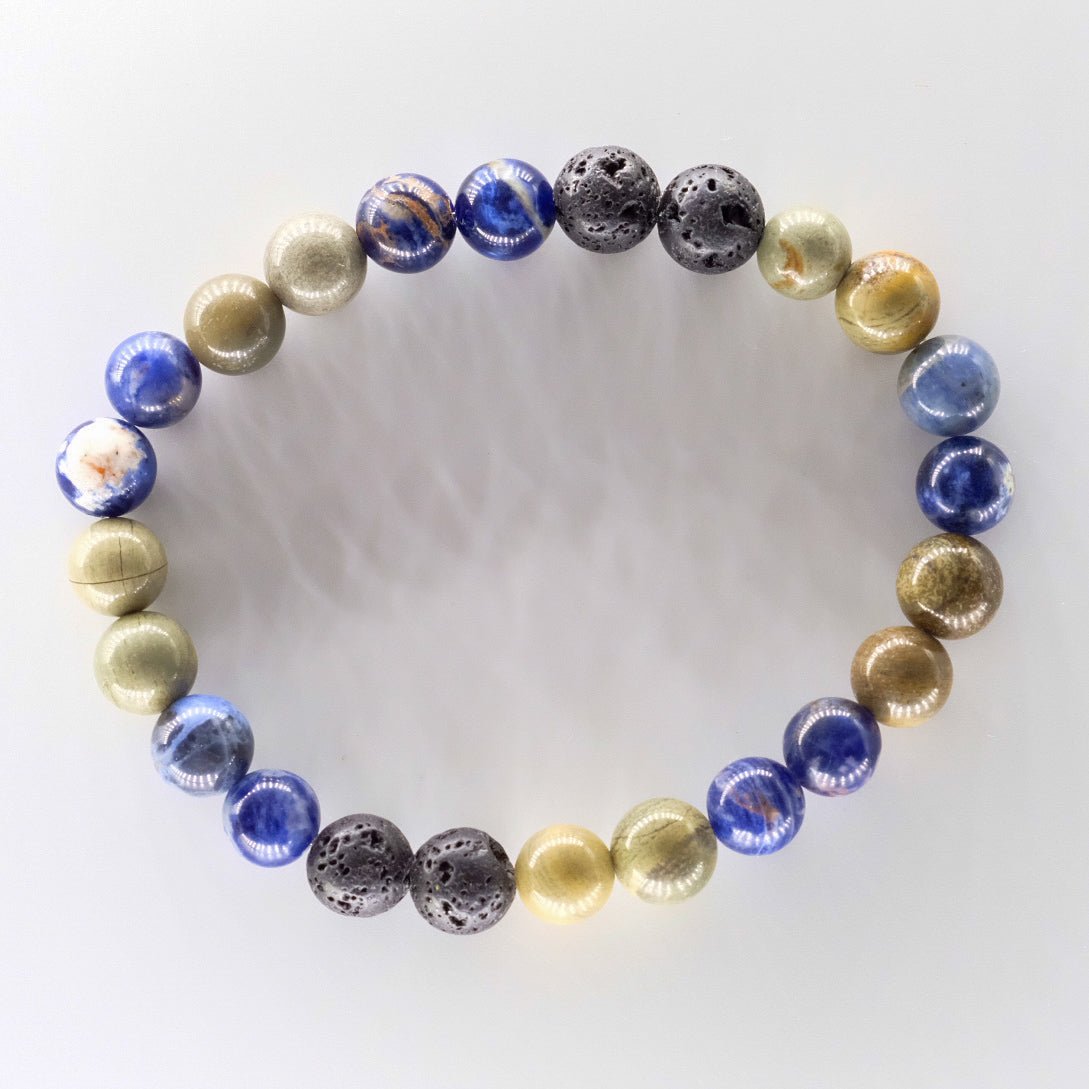 Bracelet diffuseur d'huiles essentielles modèle Rocher, conçu au Québec avec des pierres naturelles de sodalite foncée et jaspe feuille d'argent, exclusivité Essanzia.