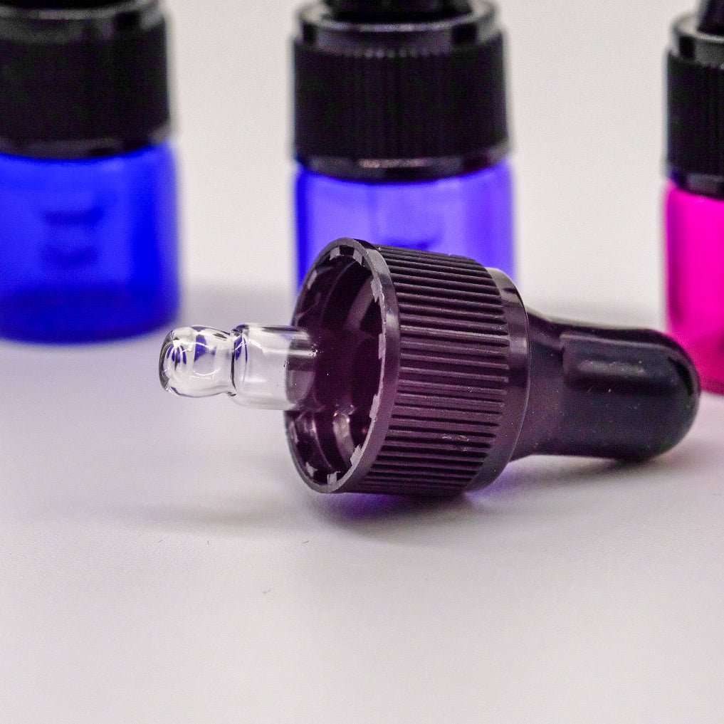 Gros plan sur un flacon en verre de 1 ml équipé d'un bouchon compte-gouttes, parfait pour doser avec précision les huiles essentielles, accessoire essentiel pour les amateurs d'aromathérapie.