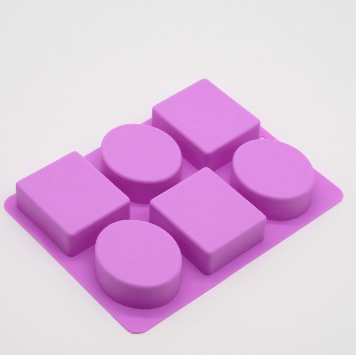 Verso lisse du moule en silicone violet, 6 empreintes mixtes (rondes et carrées) pour savons ou barres solides.