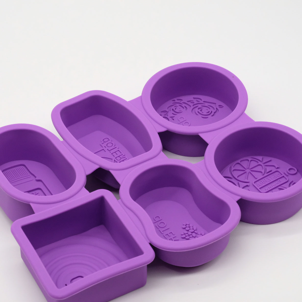 Moule en silicone violet pour savons artisanaux, gravé avec des designs doTERRA uniques, idéal pour créer des savons personnalisés à base d'huiles essentielles.