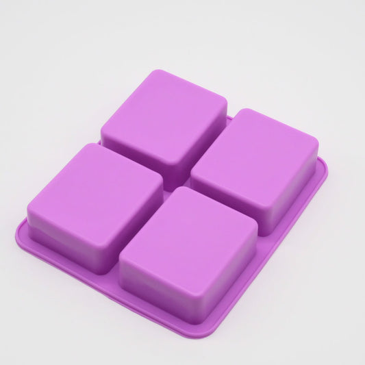 Verso du moule en silicone violet — quatre empreintes carrées lisses, dos de la version à motif fleur.