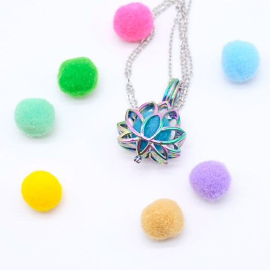 Gros plan sur une mousse colorée insérée dans un collier diffuseur, prête à absorber et diffuser des huiles essentielles tout au long de la journée.