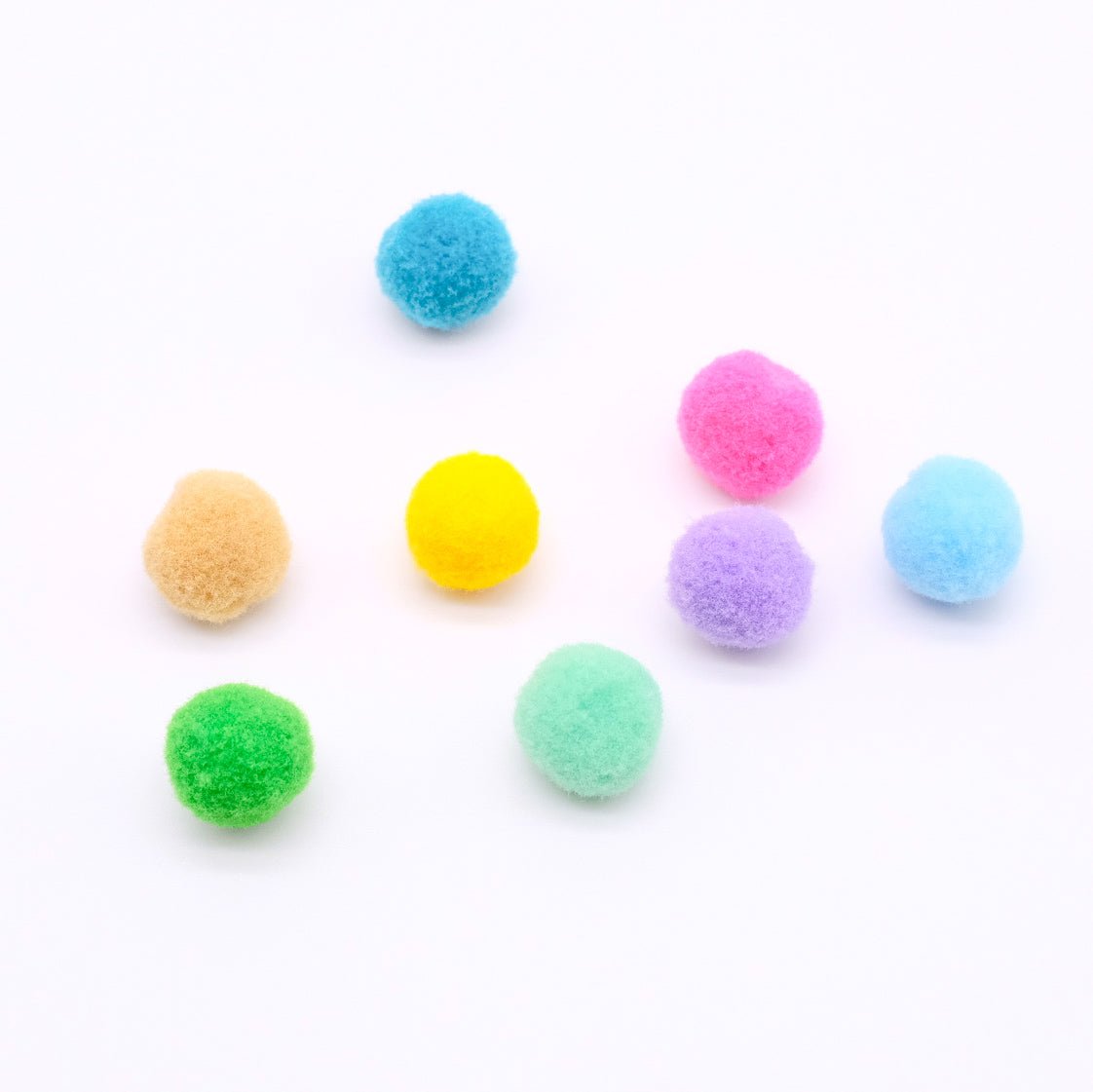 Ensemble de boules de mousses colorées en 8 teintes vibrantes, conçues pour être utilisées comme accessoires dans les colliers diffuseurs d'huiles essentielles, disponibles chez Essanzia.