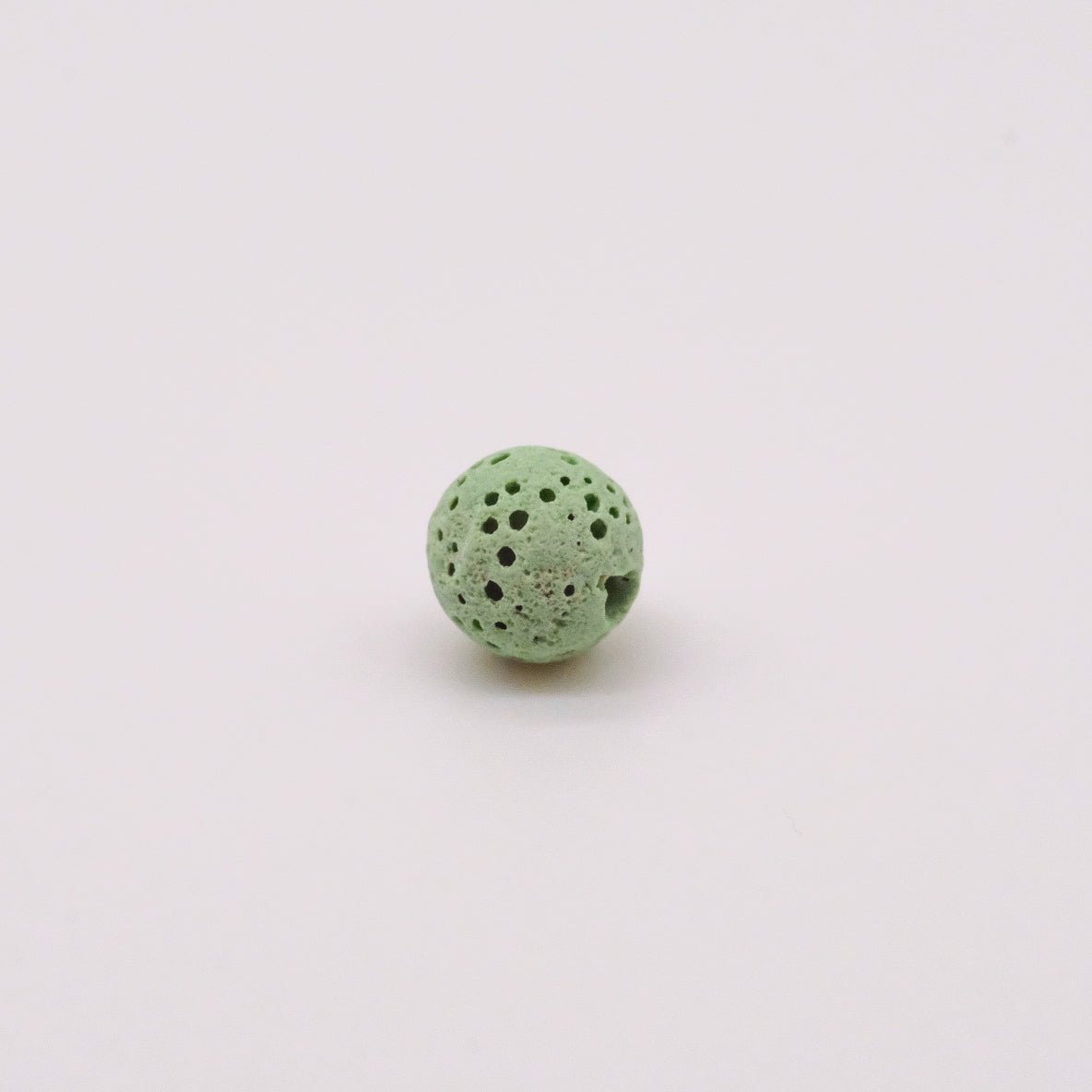 Pierres de lave colorées disponibles en plusieurs teintes, idéales pour absorber et diffuser des huiles essentielles dans des colliers diffuseurs, proposées par Essanzia.