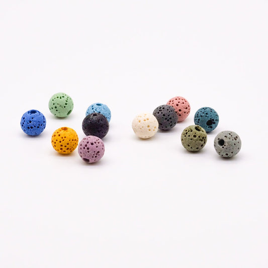 Gros plan sur une pierre de lave colorée insérée dans un collier diffuseur, prête à absorber et diffuser des huiles essentielles tout au long de la journée.