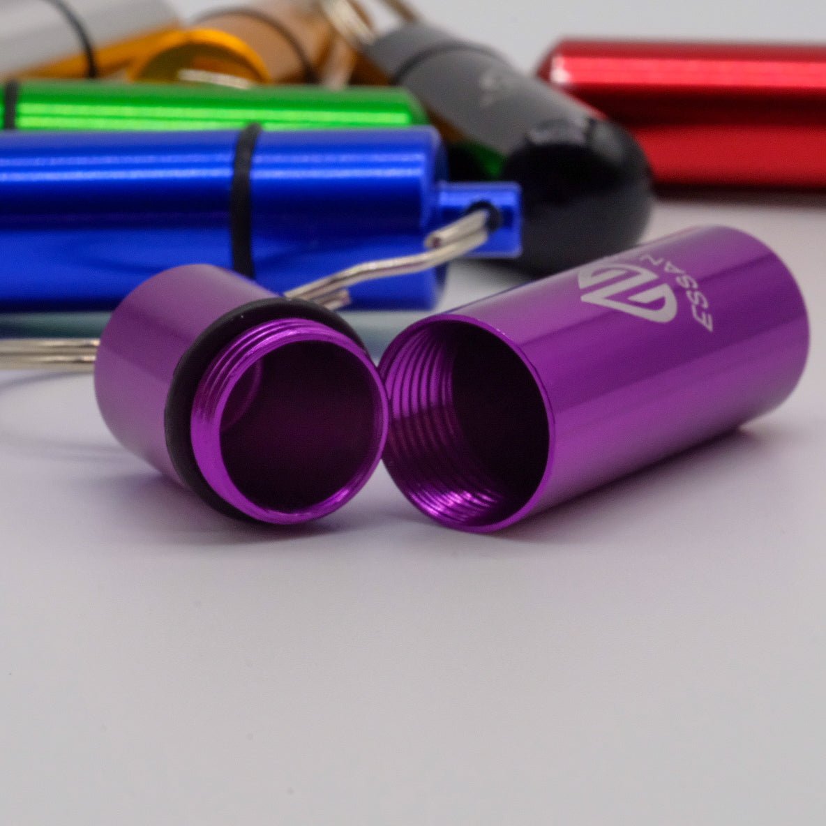 Pilulier de voyage en métal avec porte-clé – Couleurs variées