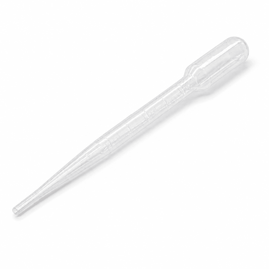 Pipette de transfert en plastique transparent, présentée seule sur fond blanc, pour prélever et transvaser des huiles essentielles.