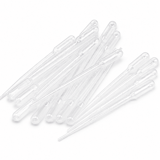 Lot de pipettes de transfert en plastique transparent pour prélever et transvaser des huiles essentielles.