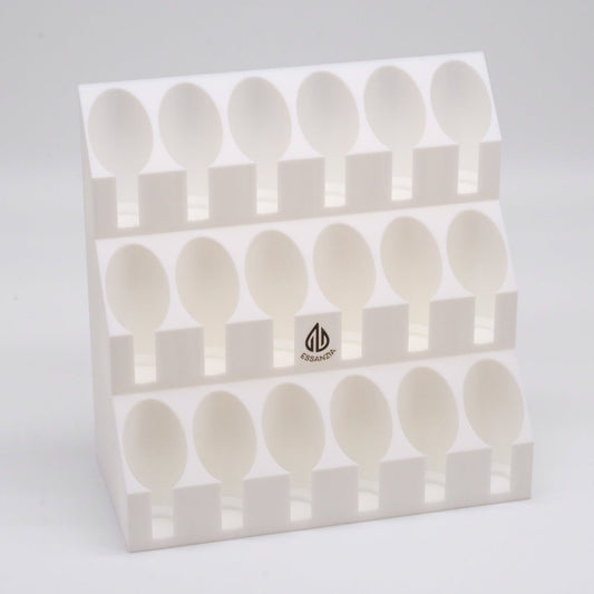 Organisez vos huiles essentielles avec style grâce à ce présentoir en escalier blanc, imprimé en 3D pour un rendu propre, pratique et parfaitement adapté à vos besoins. Conçu pour accueillir jusqu’à 18 bouteilles de 15 ml, il met vos huiles en valeur tout en gardant les étiquettes visibles d’un seul coup d’œil.