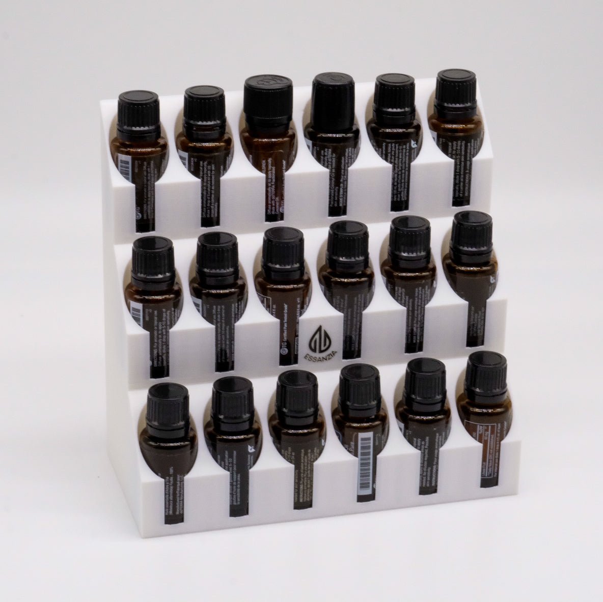 Fabriqué à partir de plastique durable et imprimé avec précision, ce support est à la fois léger et solide. Chaque fente est conçue pour maintenir les bouteilles de 15 ml bien en place, tout en laissant la partie frontale dégagée pour voir le nom de l’huile rapidement.